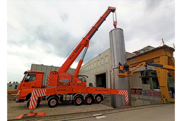 The hybrid, powerful and versatile multifunctional mobile crane: Idrogru KT300.26 S HE