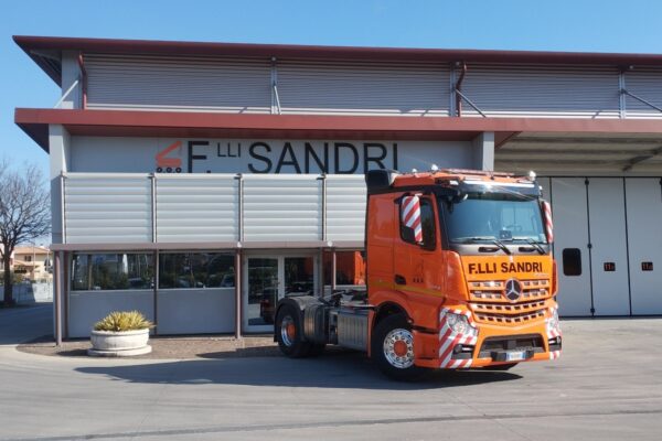 Elevate prestazioni grazie al trattore stradale Mercedes Actros 1853