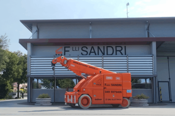 Innovazione per la movimentazione industriale indoor. Compatta, maneggevole e versatile: la nostra gru semovente elettrica Ormig 30iEk