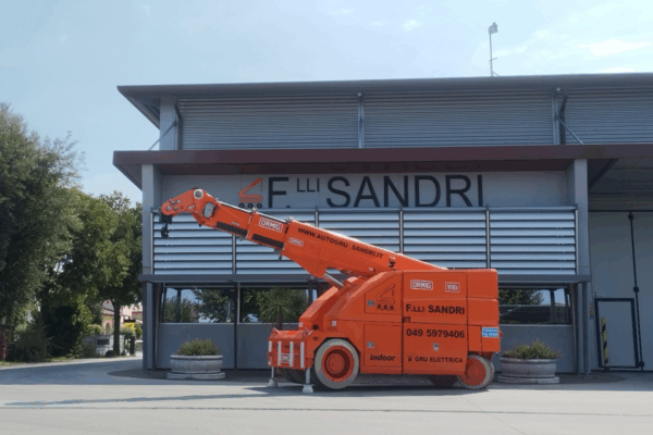 Innovazione per la movimentazione industriale indoor. Compatta, maneggevole e versatile: la nostra gru semovente elettrica Ormig 30iEk