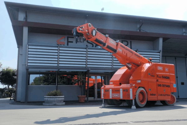 Innovazione per la movimentazione industriale indoor. Compatta, maneggevole e versatile: la nostra gru semovente elettrica Ormig 30iEk