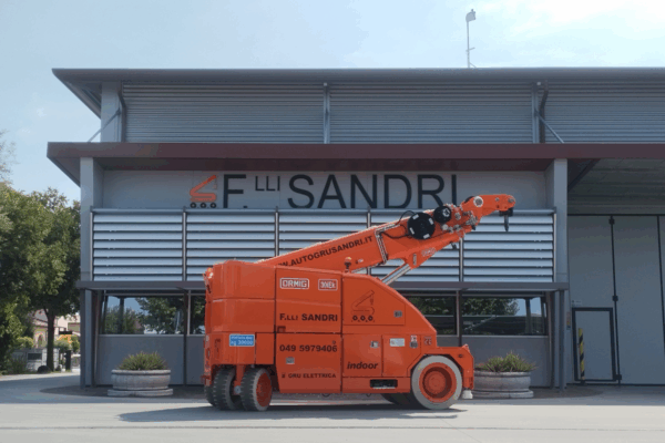 Innovazione per la movimentazione industriale indoor. Compatta, maneggevole e versatile: la nostra gru semovente elettrica Ormig 30iEk