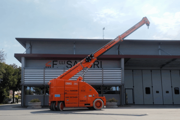 Innovazione per la movimentazione industriale indoor. Compatta, maneggevole e versatile: la nostra gru semovente elettrica Ormig 30iEk