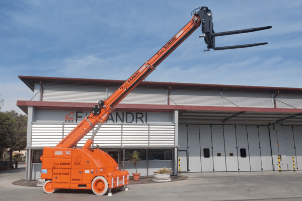Innovazione per la movimentazione industriale indoor. Compatta, maneggevole e versatile: la nostra gru semovente elettrica Ormig 30iEk