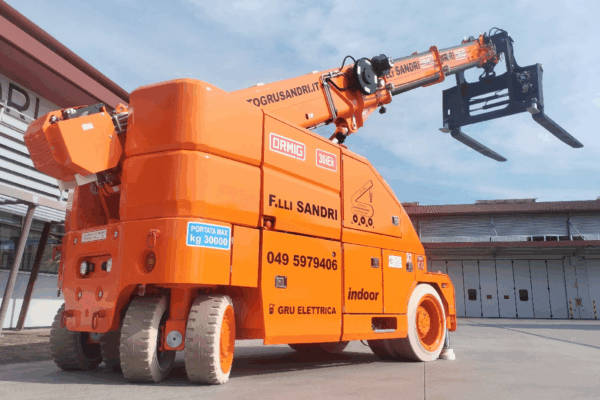 Innovazione per la movimentazione industriale indoor. Compatta, maneggevole e versatile: la nostra gru semovente elettrica Ormig 30iEk